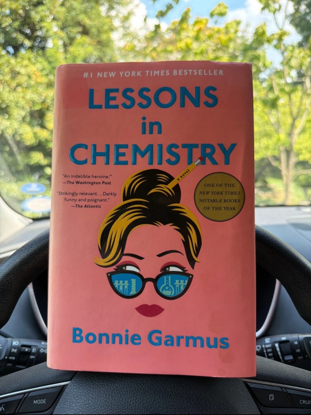 Bonnie Garmus - Lessons in Chemistry (Pink Cover)